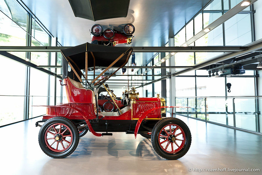 Раритет. Автомобиль Laurin & Klement, тип А 1905 года. Фары — ещё не электрические.

Автомобиль Laurin & Klement (L & K), тип А, производился в Австро-Венгрии (а если точнее, то в городе Mlada Boleslav королевства Богемия) с 1905 года. Рабочий объём цилиндра его двигателя составлял всего 1 литр. Вес автомобиля — чуть больше полутонны. Цена была в два с лишним раза меньше, чем на аналогичные машины конкурентов, и производитель едва успевал удовлетворять спрос. Вольфсбург, Германия