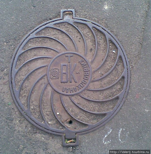 Люки, как двери в подземный мир Киева. Киев, Украина