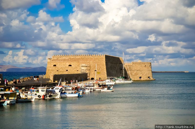 Крепость Кулес, так же известная как крепость Кастро. Была построена веницианцами. Сегодняшную форму цитадель приобрела в 1523—1540 г.г., когда она заменила старую крепость, разрушенную землетрясениям. Венецианцы называли крепость «Rocca al Mare». Ираклион, Греция