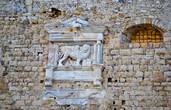 На рельефных досках, вмурованных в главные стены крепости, изображен лев Святого Марка, являющийся эмблемой Венеции и покровительствующий крепости.