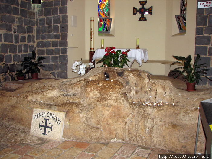 Камень в Церкви Петра, на котором Иисус беседовал со своими учениками Израиль