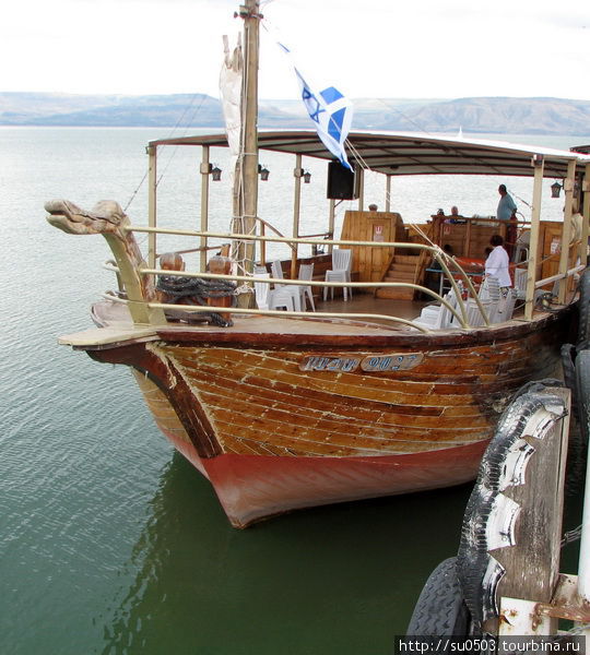 Прогулочная лодка на Галилейском море Израиль