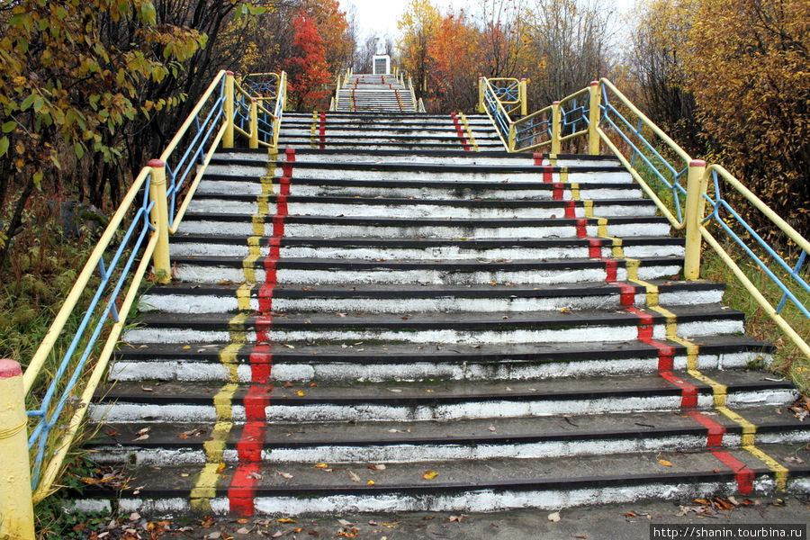 Лестница к памятнику Кола, Россия