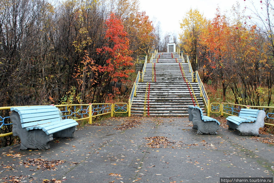 У памятника Защитникам Заполярья Кола, Россия