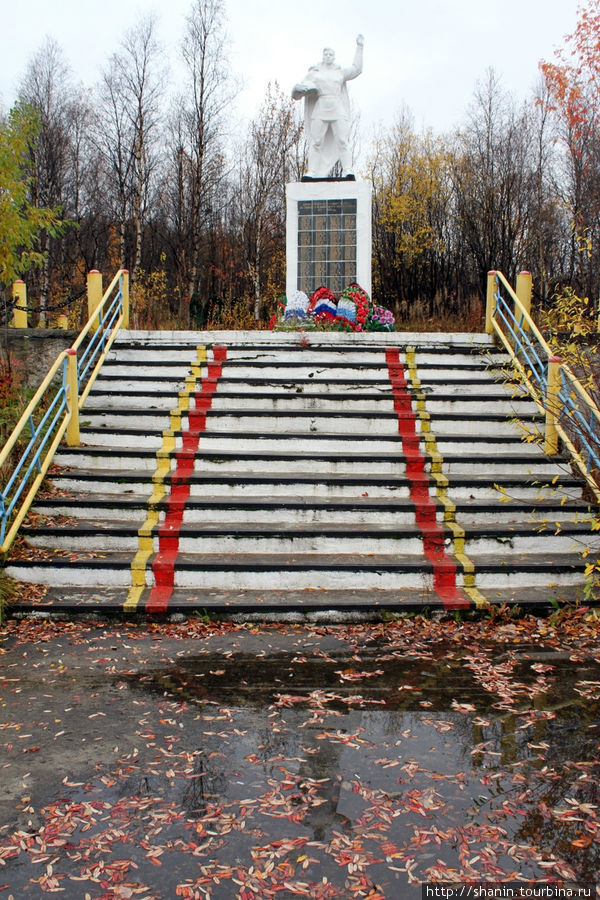 У памятника Защитникам Заполярья Кола, Россия