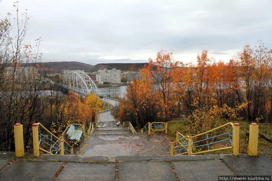 У памятника Защитникам Заполярья Кола, Россия