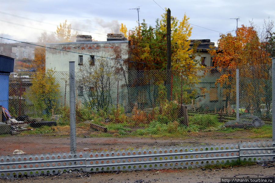 У памятника Защитникам Заполярья Кола, Россия