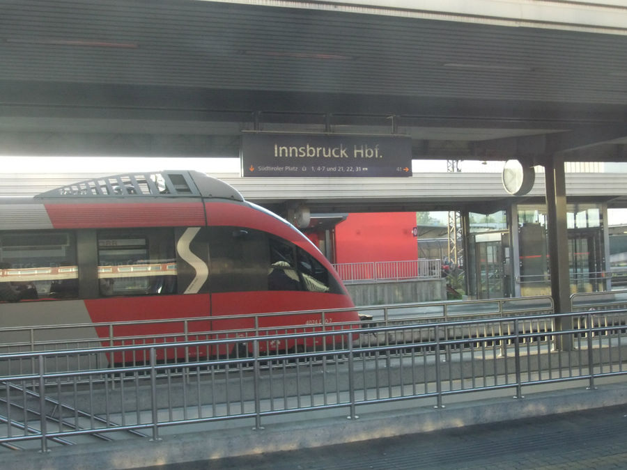Остановка в Иннсбруке — мекке горнолыжников. 
Поезд заполняется новыми пассажирами, в основном жизнерадостными пожилыми парами, вооружёнными палками для нордической ходьбы. Лихтенштейн