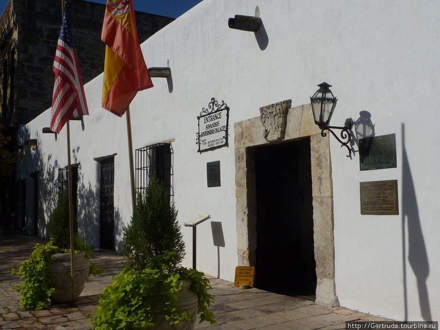 Вход в музей — Дворец губернатора, над входом герб с двуглавым орлом. Сан-Антонио, CША