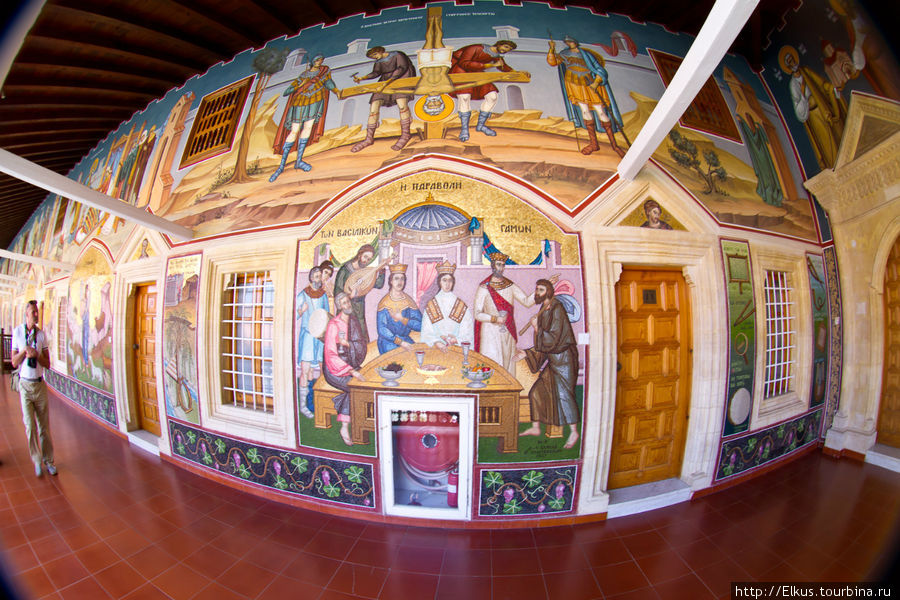 Галереи внутреннего дворика украшены фресками и мозаиками. Это новые произведения 90-х годов прошлого века Киккос монастырь, Кипр