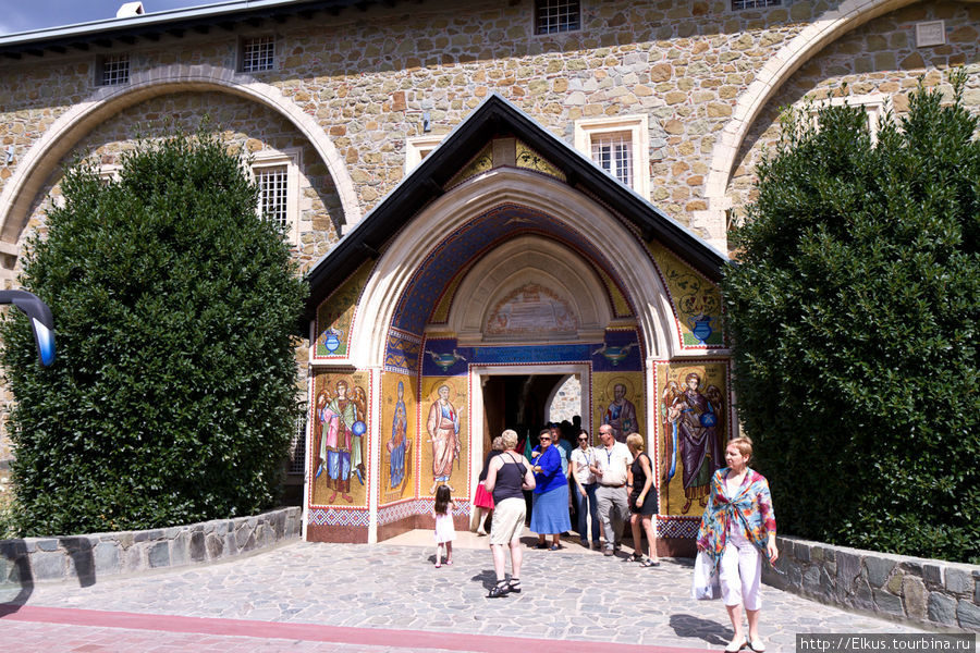 Вход в храм, где хранится икона Богородицы, написанную евангелистом Лукой. Киккос монастырь, Кипр