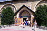 Вход в храм, где хранится икона Богородицы, написанную евангелистом Лукой.