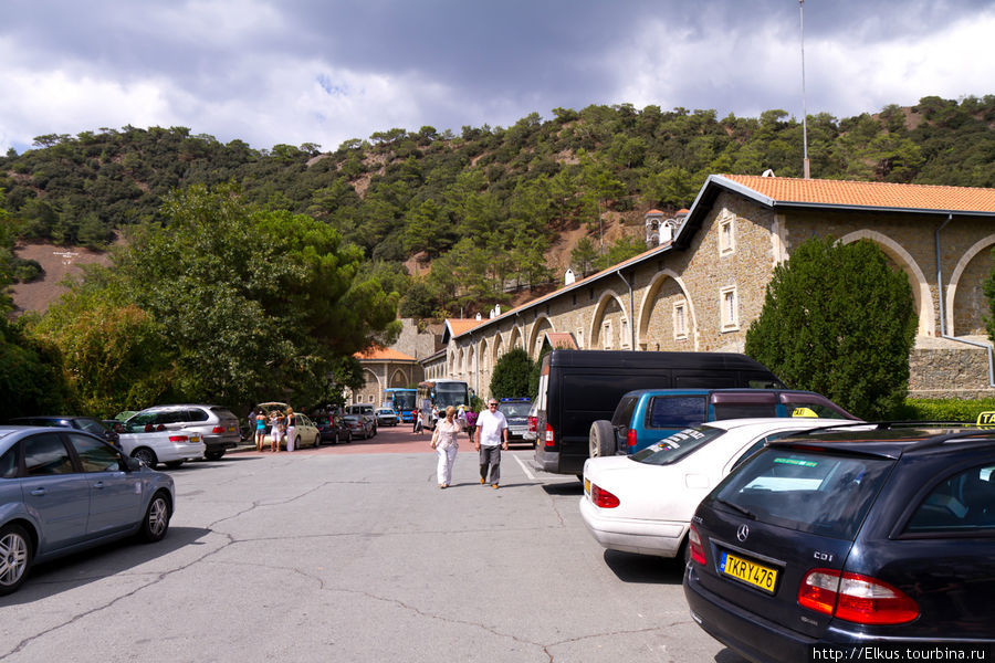 Торговая площадь около дворика, тут продают иконы и вино коммандария (традиционное сладкое вино), но в монастыре дешевле -)) Киккос монастырь, Кипр