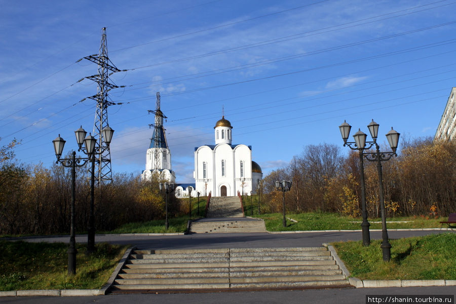 Маяк и церковь - в память о погибших моряках Мурманск, Россия