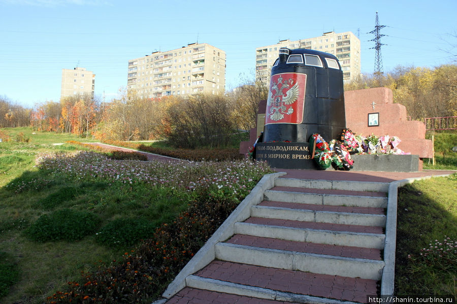 Маяк и церковь - в память о погибших моряках Мурманск, Россия