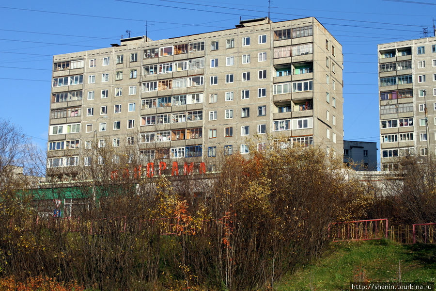 Маяк и церковь - в память о погибших моряках Мурманск, Россия