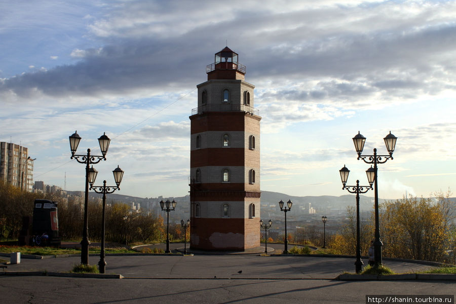 Маяк и церковь - в память о погибших моряках Мурманск, Россия