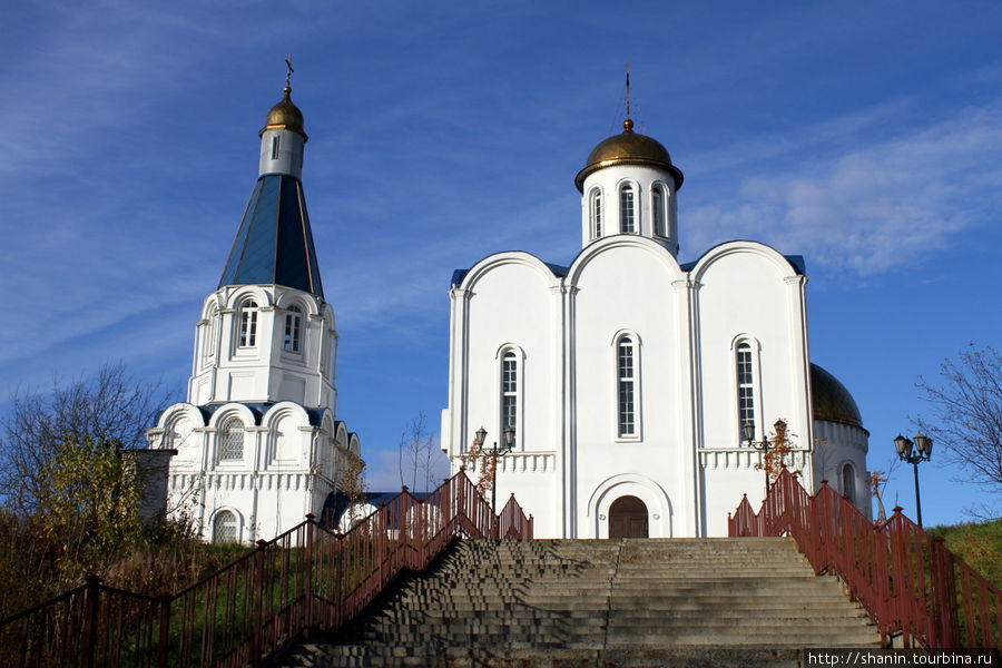 Маяк и церковь - в память о погибших моряках Мурманск, Россия