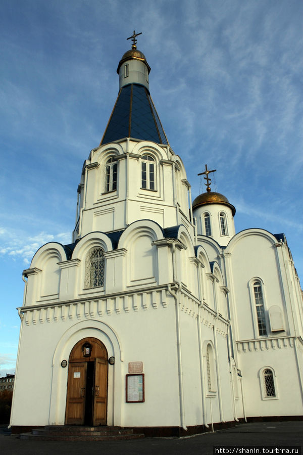 Маяк и церковь - в память о погибших моряках Мурманск, Россия