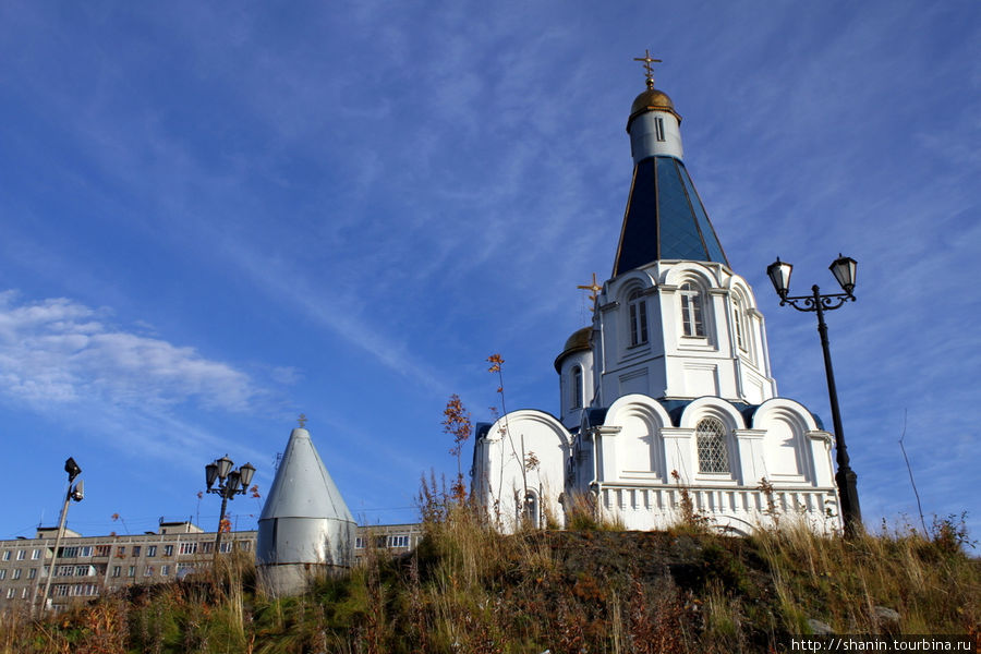 Маяк и церковь - в память о погибших моряках Мурманск, Россия