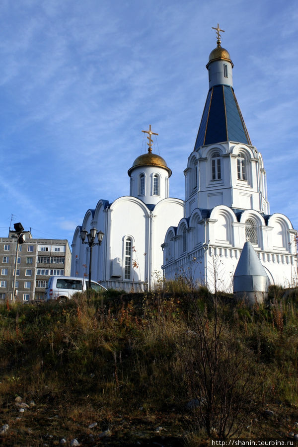 Маяк и церковь - в память о погибших моряках Мурманск, Россия