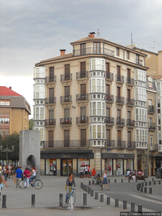 Здание с флангами Витория-Гастейс, Испания