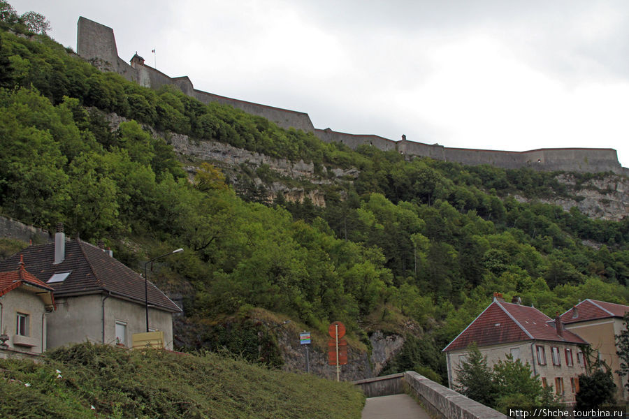 Внешний вид на крепость с набережной Tarragnoz, где мы оставили свою машину Безансон, Франция