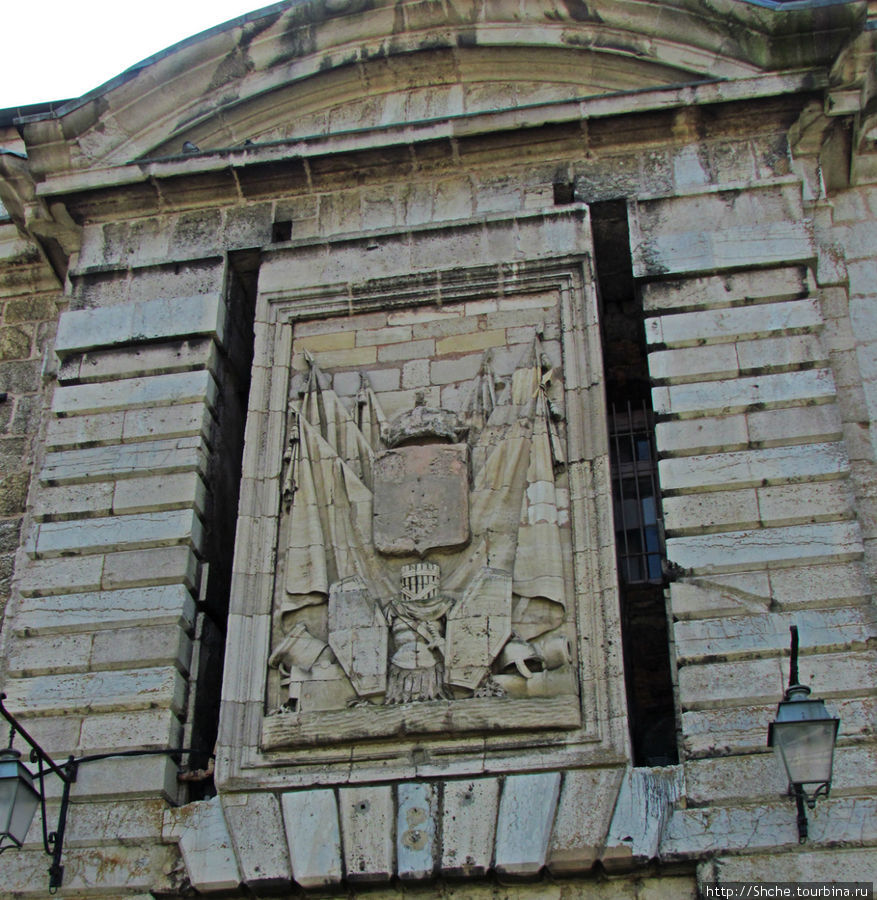 герб на входными воротами, похоже несколько поврежден Безансон, Франция