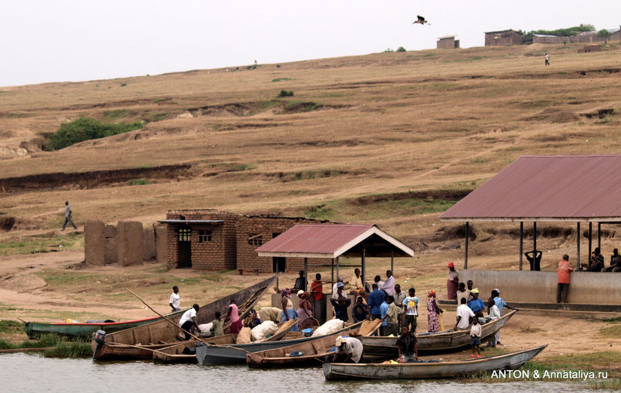 Деревня на берегу канала Казинга. Королевы Елизаветы Национальный Парк, Уганда