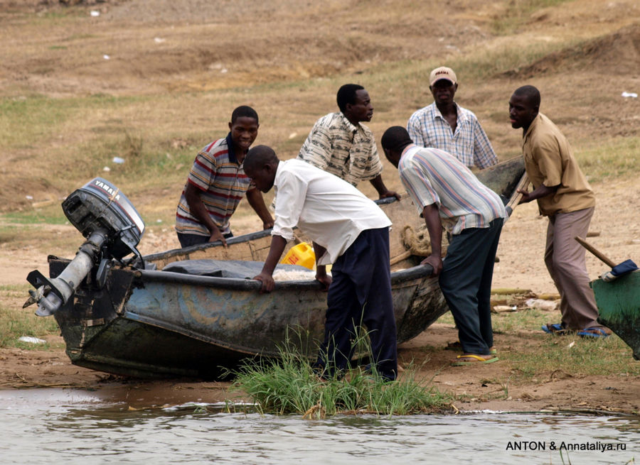 Местные рыбаки. Королевы Елизаветы Национальный Парк, Уганда
