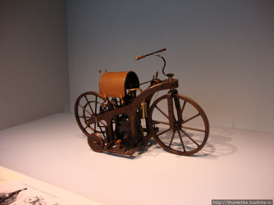 1885. Daimler Reitwagen. Максимальная скорость 12 км/ч Штутгарт, Германия