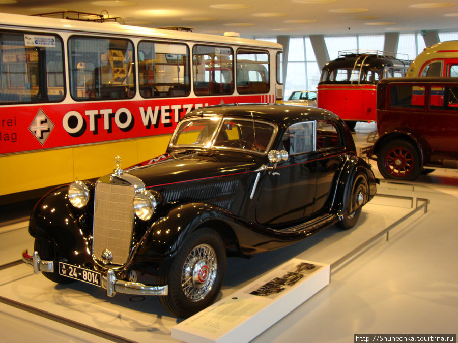 1939. Mercedes-Benz 320 Stromlinien-Limousine. Максимальная скорость 126 км/ч. С 1937 по 1942 год было выпущено 5 097 автомобилей. Штутгарт, Германия
