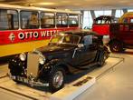 1939. Mercedes-Benz 320 Stromlinien-Limousine. Максимальная скорость 126 км/ч. С 1937 по 1942 год было выпущено 5 097 автомобилей.