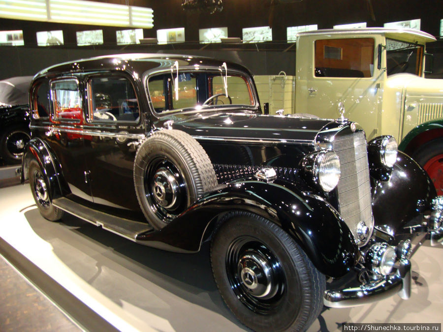 1938. Mercedes-Benz 260 D Pullman-Limousine. Максимальная скорость 95 км/ч. С 1936 по 1940 год было выпущено 1967 автомобилей. Штутгарт, Германия