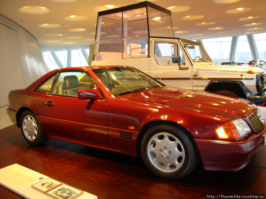 1991. Mercedes-Benz 500 SL. Максимальная скорость 250 км/ч. С 1989 по 1998 год было выпущено 70 344 автомобиля. В свое время подобный автомобиль принадлежал Принцессе Диане. Штутгарт, Германия