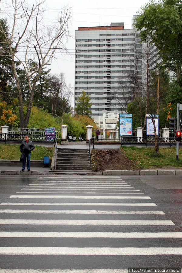 Пешеходный переход к входу в парк Мурманск, Россия