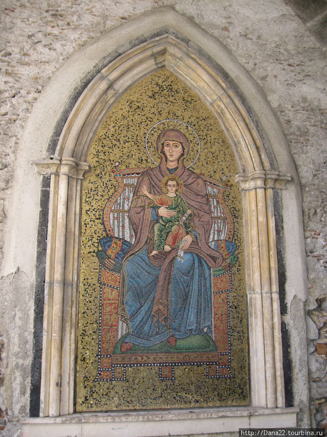 Православная икона внутри арки. Таормина, Италия