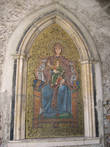 Православная икона внутри арки.
