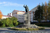 Памятник Кирову на площади Пять Углов в Мурманске