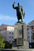 Памятник Кирову на площади Пять Углов в Мурманске