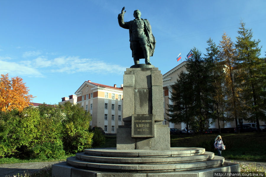 Мурманск памятники фото. Памятник Кирову (Мурманск). Киров памятники в Мурманске. Киров памятник Кирову.