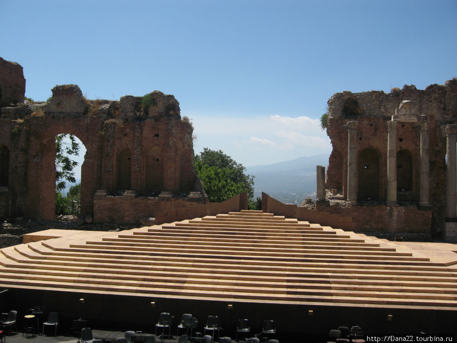 Древний театр. Строился греками, перестраивался римлянами. Таормина, Италия