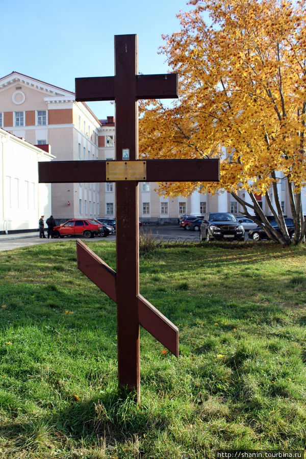 На этом месте будет построена часовня — крест установлен еще в 1917 году Мурманск, Россия