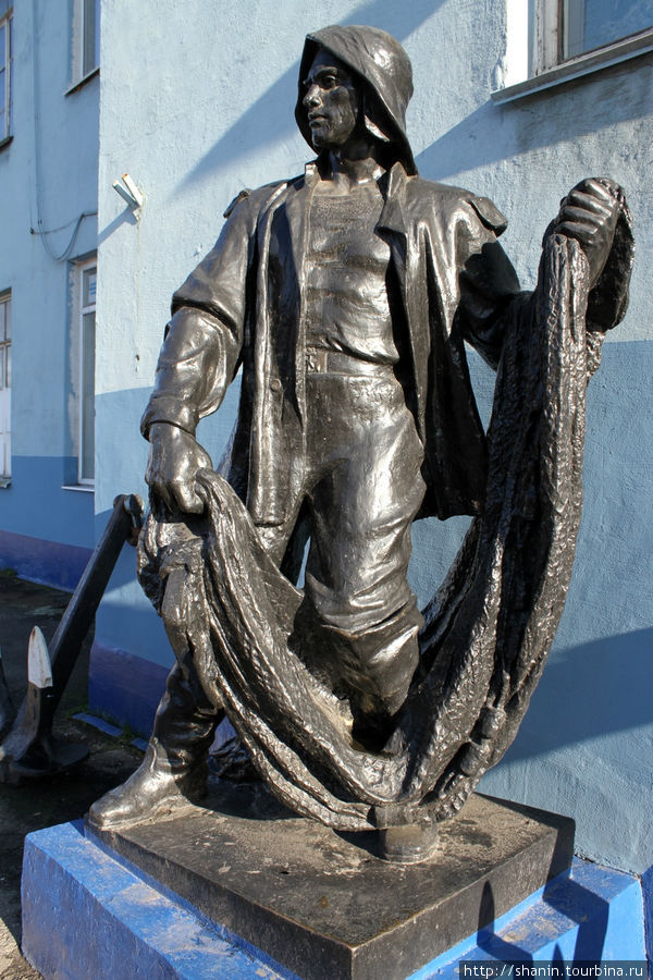 Памятник моряку. Мурманский колледж рыбоперерабатывающей промышленности Мурманск, Россия