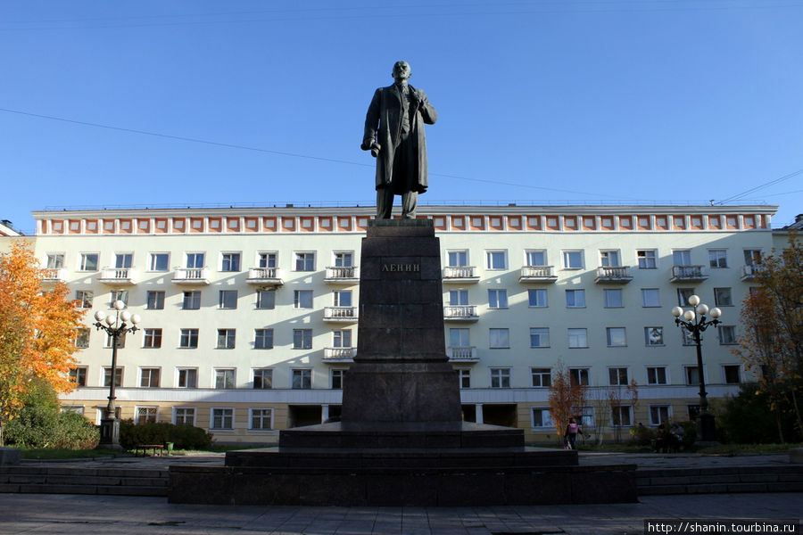 Проспект ленина памятник ленину. Памятник Ленину (Мурманск). Памятник Ленина проспект Ленина Мурманск. Памятники Мурманска на проспекте Ленина. Памятник Ленину в Мурманске фото.