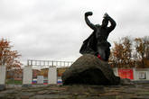 Памятник комсомольцу Анатолию Бредову у стадиона в Мурманске