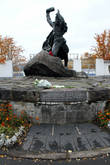 Памятник комсомольцу Анатолию Бредову у стадиона в Мурманске
