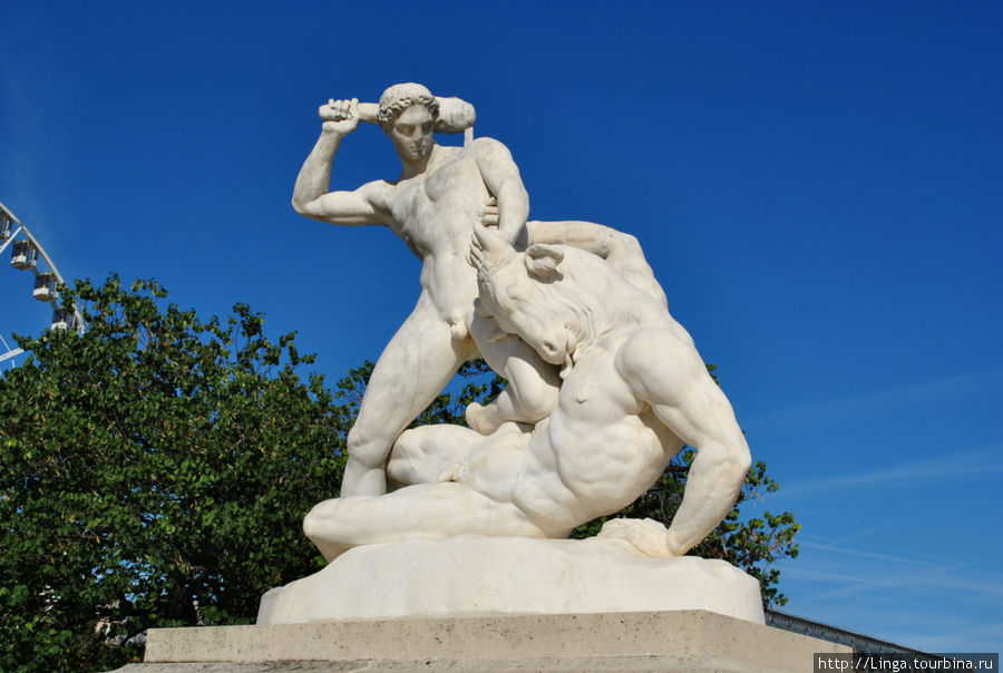 Скульптура взывает к мужественности, Париж, Франция