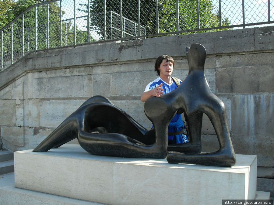 Современную скульптуру мой муж сразу принял и оценил... Париж, Франция