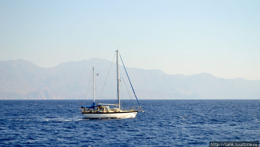 По пути следования встречаются лодки... Спиналонга остров, Греция